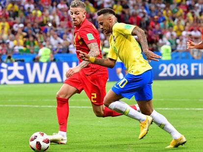 Neymar dribla Toby Alderweireld