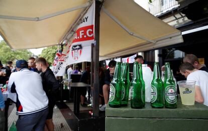 Varios aficionados británicos en un pub de Sevilla antes del partido contra España. 