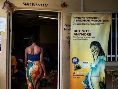 Una chica de 17 años embarazada entra en un hospital de Kono, Sierra Leona, en octubre de 2021.