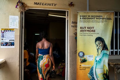 Una chica de 17 años embarazada entra en un hospital de Kono, Sierra Leona, en octubre de 2021.