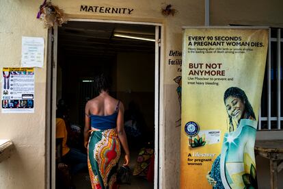 Una chica de 17 años embarazada entra en un hospital de Kono, Sierra Leona, en octubre de 2021.