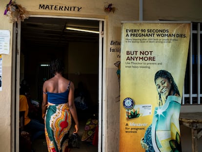 Una chica de 17 años embarazada entra en un hospital de Kono, Sierra Leona, en octubre de 2021.