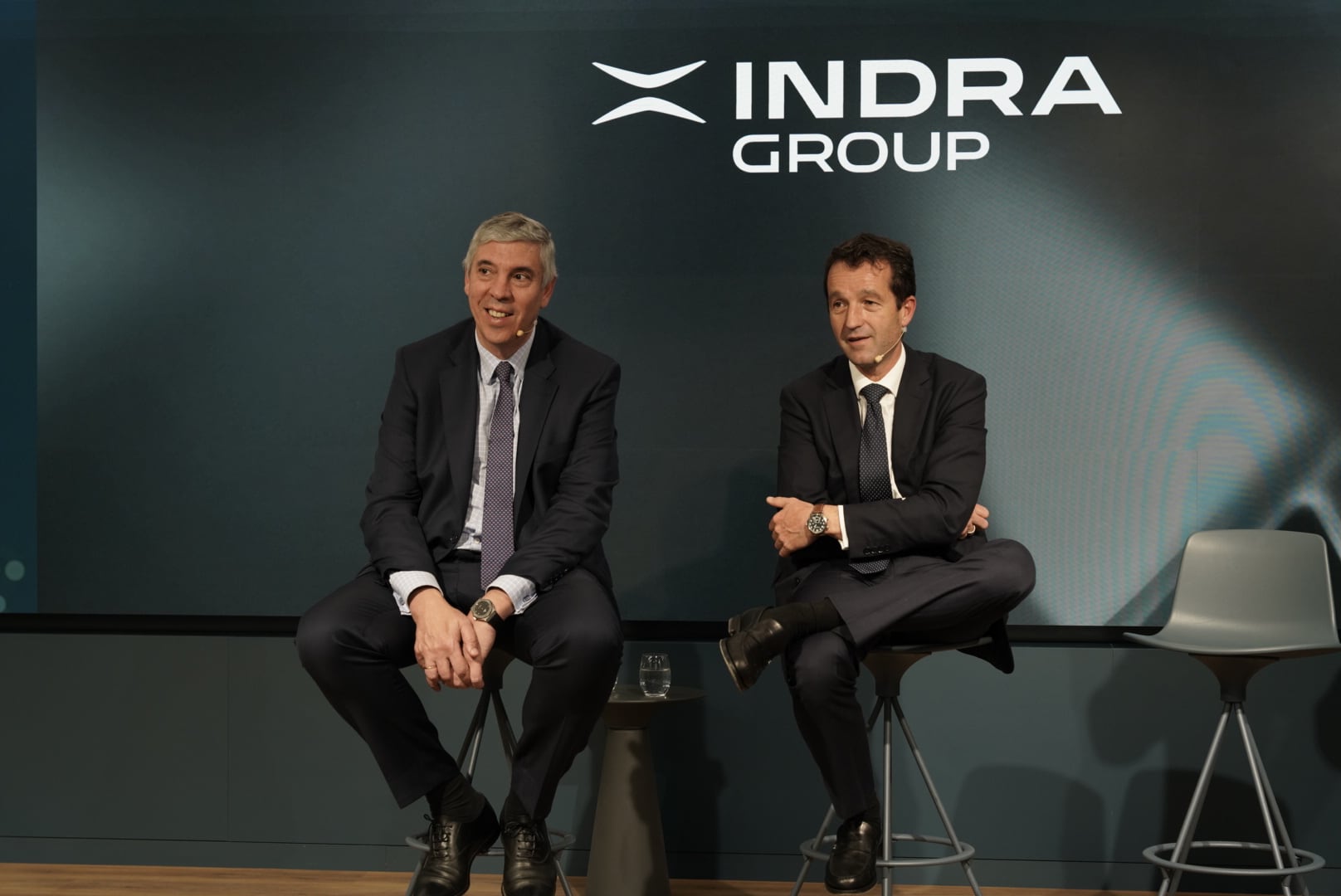 El consejero delegado de Indra, José Vicente de los Mozos, y el presidente de Indra, Ángel Escribano. Imagen cedida por la empresa.