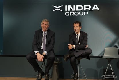 El consejero delegado de Indra, José Vicente de los Mozos, y el presidente de la compañía, Ángel Escribano, en una imagen cedida por la empresa.