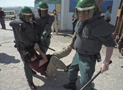 Los antidisturbios desalojan a uno de los opositores del puerto deportivo que se construye en el municipio de Cangas