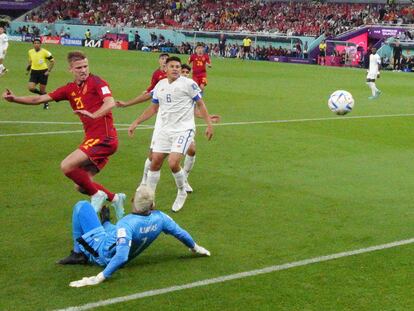 Dani Olmo superaba a Keylor Navas para marcar el primer gol de España en la goleada a Costa Rica (7-0), en el estadio Al Tumama de Qatar.
