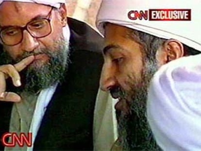Imagen de Ayman al Zawahiri (izquierda) junto a Osama Bin Laden, emitida por CNN en agosto de 2002.