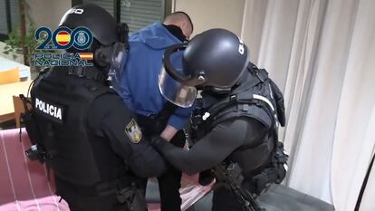 Detencin del prfugo italiano en Vilanova i la Geltr (Barcelona), dentro de una operacin junto a Reino Unido y Albania, en la que han sido arrestadas 20 personas de una organizacin criminal.