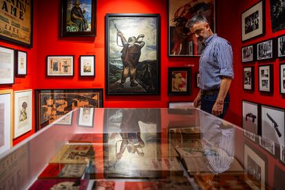 Pedro Hinostrosa, uno de los directores del Archivo Arkhé, con la obra 'Violencia en el campo' (1948-1950). en el centro.