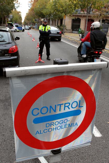 Control rutinario de alcohol y drogas en una calle de Barcelona.