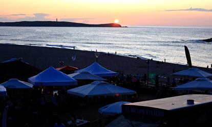 Vista desde el recinto del festival del atardecer en la playa de Valdoviño.