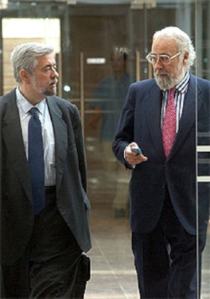 Antonio Beteta, senador popular, y Luis Eduardo Cortés, portavoz adjunto del PP en la Asamblea de Madrid, a su llegada a la Cámara autónoma.