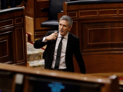 El ministro del Interior, Fernando Grande-Marlaska, abandona el hemiciclo el Congreso este miércoles tras la sesión de control al Ejecutivo.