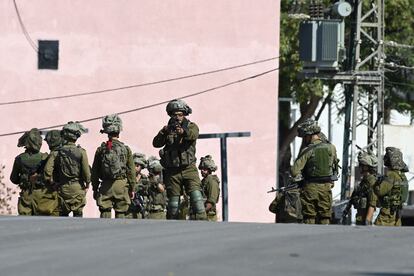 Soldados israelíes patrullan una calle de Sderot, este domingo.