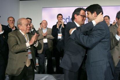 Artur Mas felicita a Oriol Pujol en su nombramiento a Secretario General de Convergencia Democr&aacute;tica en 2012.