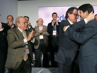 Artur Mas felicita a Oriol Pujol en su nombramiento a Secretario General de Convergencia Democr&aacute;tica en 2012.