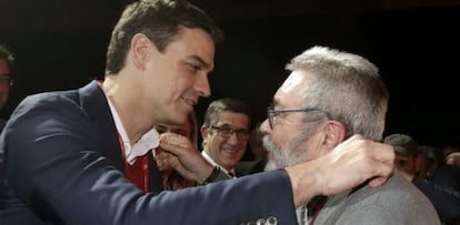 El secretario general de UGT, C&aacute;ndido M&eacute;ndez (d), saluda al secretario general del PSOE, Pedro S&aacute;nchez, durante el 42 Congreso Confederal de UGT hoy en Madrid. EFE/Javier Liz&oacute;n