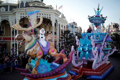 La carroza de los personajes de 'Frozen', durante el desfile.