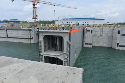 Una de las compuertas del tercer juego de esclusas del Canal de Panama.