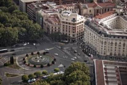 Vista aérea de la plaza de Cánovas del Castillo y de la fuente de Neptuno, en Madrid. EFE/Archivo