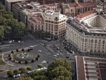 Vista aérea de la plaza de Cánovas del Castillo y de la fuente de Neptuno, en Madrid. EFE/Archivo