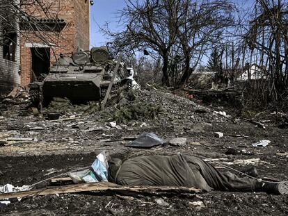 EDITORS NOTE: Graphic content / A body of a Russian soldier lays on the ground after the Ukranian troops retaking the village of Mala Rogan, east of Kharkiv, on March 28, 2022. (Photo by Aris Messinis / AFP)
