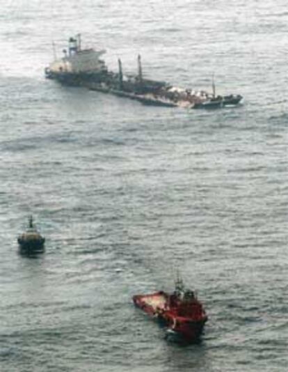 Dos remolcadores alejan al petrolero el 14 de noviembre de las proximidades de la costa de Muxía.