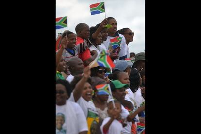 Una multitud recibe el f&eacute;retro de Nelson Mandela a su llegada a la localidad de Mthatha, en Sud&aacute;frica, en su camino a Qunu, el lugar donde naci&oacute; el l&iacute;der sudafricano. 