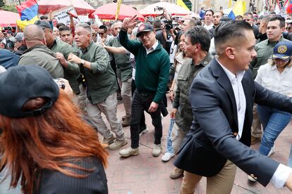 El caos se apoderó de la situación en el momento que el presidente Gustavo Petro se incorporó al contingente y camino hacia la Plaza Bolívar. 