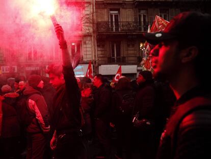 Francia sale a la calle para frenar la reforma de las pensiones de Macron