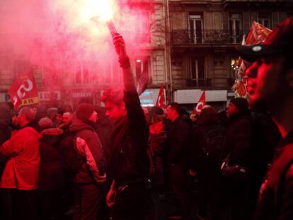 Francia sale a la calle para frenar la reforma de las pensiones de Macron