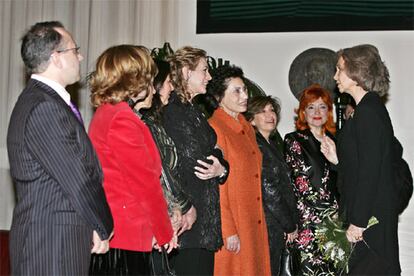 La Reina conversó con representantes de las distintas asociaciones de víctimas del terrorismo antes del concierto, que también homenajeaba a los afectados por el atentado del 7 de julio de 2005 en Londres y que estuvo a cargo de orquesta Philharmonia de Londres, dirigida por Inma Shara.