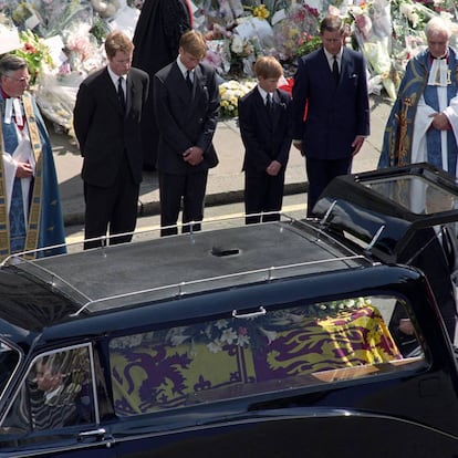 El conde Spencer y los príncipes Guillermo, Enrique y Carlos de Inglaterra, en el funeral de Lady Di, el 6 de septiembre de 1997 en Londres.