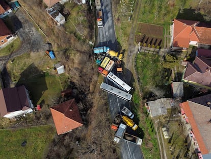 Una carretera bloqueada por manifestantes serbokosovares este miércoles en Rudare, cerca de la ciudad kosovar de Mitrovica.