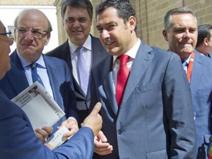 Moreno habla con Zoido, en el Parlamento tras el debate de la comunidad.