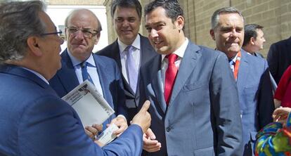 Moreno habla con Zoido, en el Parlamento tras el debate de la comunidad.