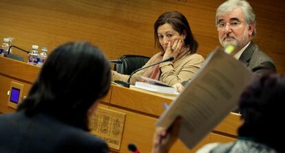 La socialista Carmen Mart&iacute;nez, de espaldas, esgrime el informe de la Sindicatura de Comptes de 2004 ante Maritina Hern&aacute;ndez. 