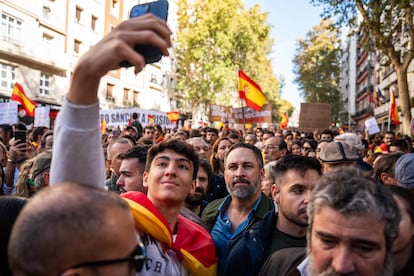 Un joven se saca un ‘selfie’ con el líder de Vox, Santiago Abascal, durante una manifestación en Madrid contra la ley de amnistía. 