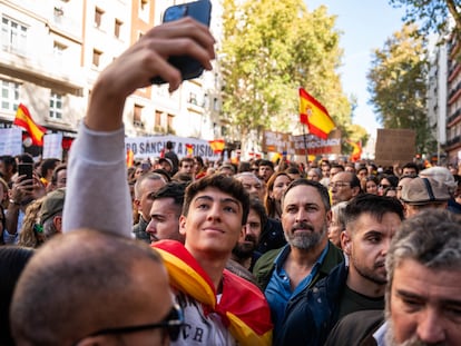 Un joven se saca un ‘selfie’ con el líder de Vox, Santiago Abascal, durante una manifestación en Madrid contra la ley de amnistía.