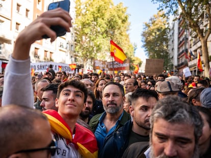 El líder de Vox, Santiago Abascal durante la manifestación contra la amnistía frente a la sede del PSOE.