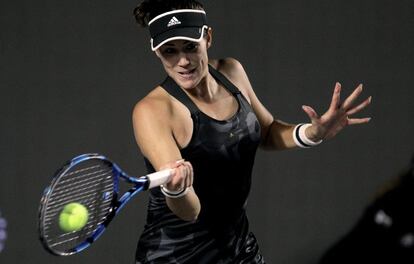 En la segunda manga, Muguruza fue acrecentando su potencia y Kontaveit oponía resistencia, animada de alguna forma por el afecto que también le demostró la afición local, aunque en menor medida que a la española.