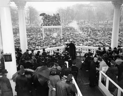 El demócrata Franklin D. Roosevelt, durante su discurso de investidura el 20 de enero de 1937 tras su primera reelección. Durante el segundo mandato de Franklin D. Roosevelt se adelantó la fecha de la toma de posesión del 4 de marzo al 20 de enero. Hasta entonces, se celebraba en el tercer mes del año para facilitar la llegada de los asistentes al final del invierno. Los avances en el transporte (especialmente el ferrocarril) hicieron que se pudiera adelantar a enero la jura.