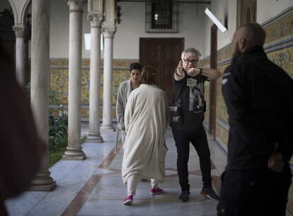 Las actrices María León y Mari Paz Sayago, durante el rodaje de la serie 'Allí abajo', que finalizó el pasado día 8. Junto a ellas, el director Javier Quintas.