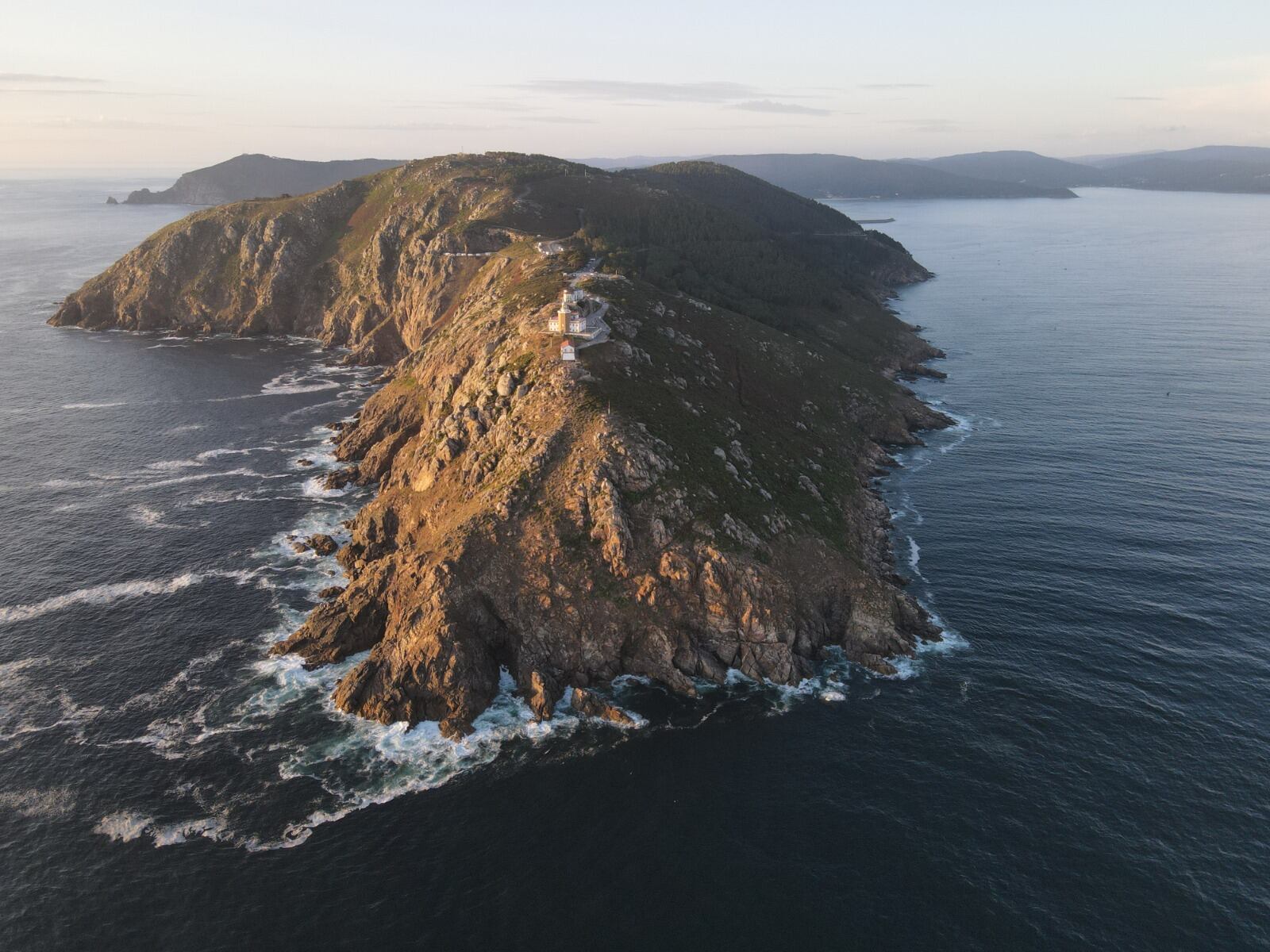 Vista aéra de O Semáforo de Fisterra, un alojamiento en un faro en la Costa da Morte.