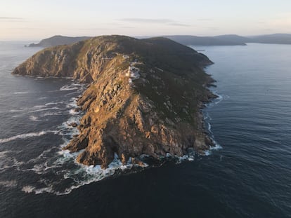 Vista aéra de O Semáforo de Fisterra, un alojamiento en un faro en la Costa da Morte.