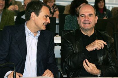 José Luis Rodríguez Zapatero charla Manuel Chaves durante la reunión del Comité Federal del PSOE hoy en Madrid.