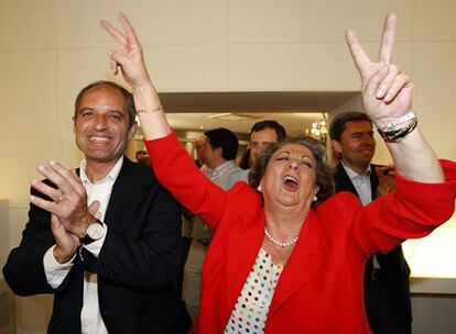 Camps y la alcaldesa de Valencia, Rita Barberá, muestran su euforia por el resultado.