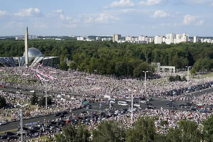 Decenas de miles de personas han participado este domingo en Minsk en una “Marcha por la libertad” en contra de Aleksander Lukashenko. En la imagen, una foto aérea muestra la afluencia masiva de manifestantes opositores en la concentración de este domingo.