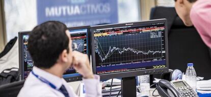 Un operador de mercados financieros, en la mesa de Tesorería de Mutuactivos.