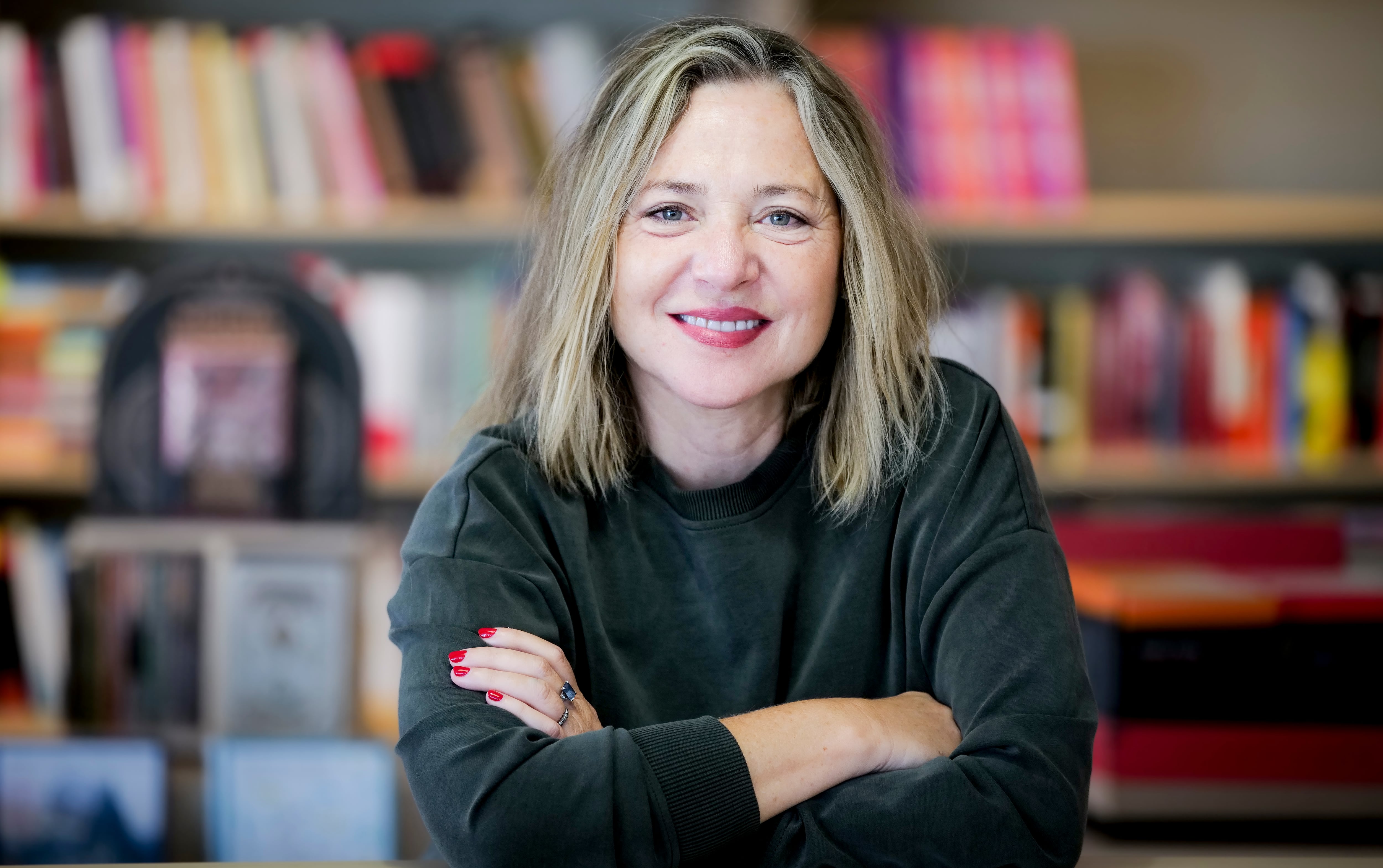 Pilar Castro en una librería-cafetería de su barrio, en Madrid.